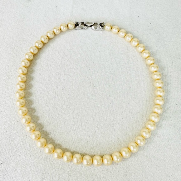 CROWN TRIFARI Vintage Mid-Century Faux Pearl Choker Necklace Silver Tone Clasp - Picture 7 of 12